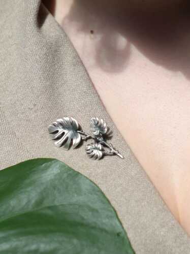 Gałązka z liśćmi monstery - broszka srebrna