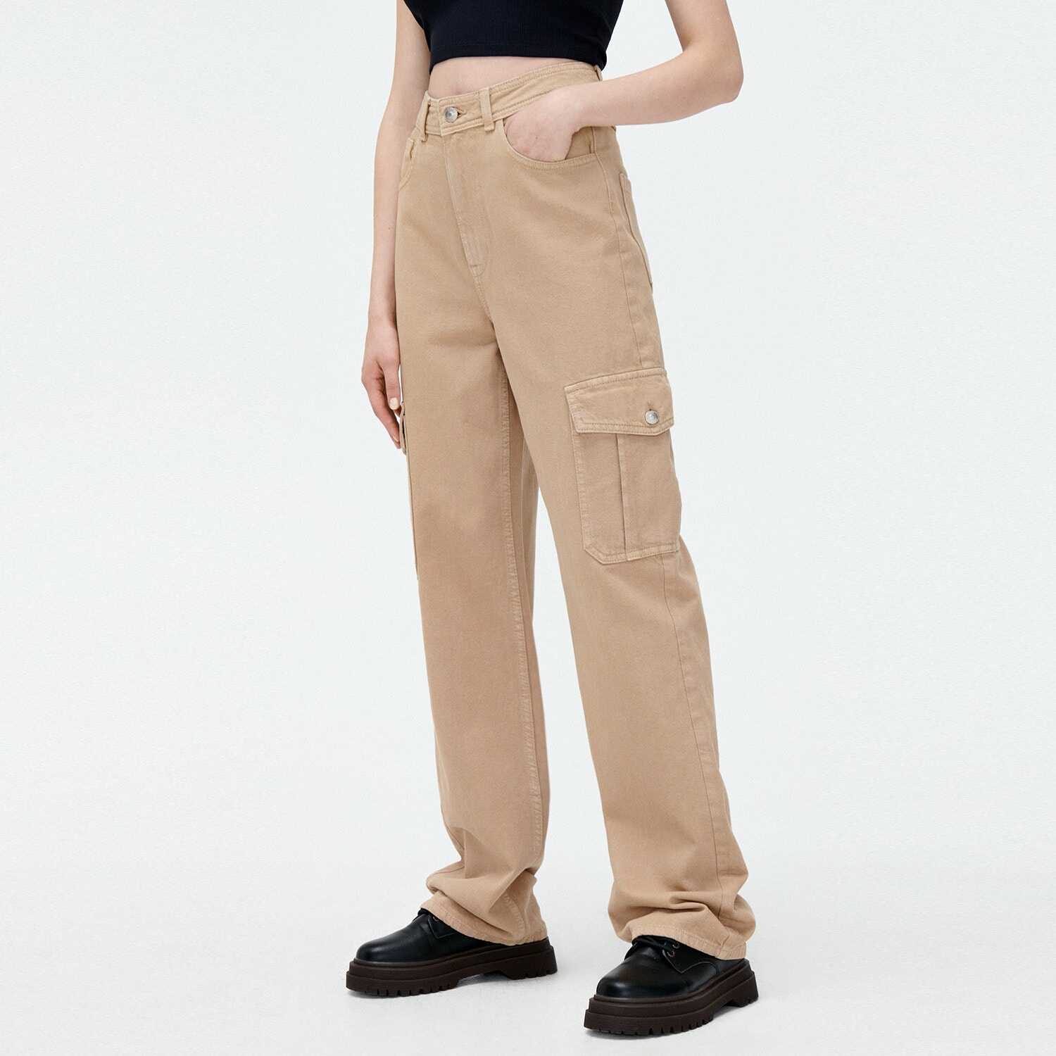 Cropp - Beżowe jeansy straight z kieszeniami cargo - Beżowy