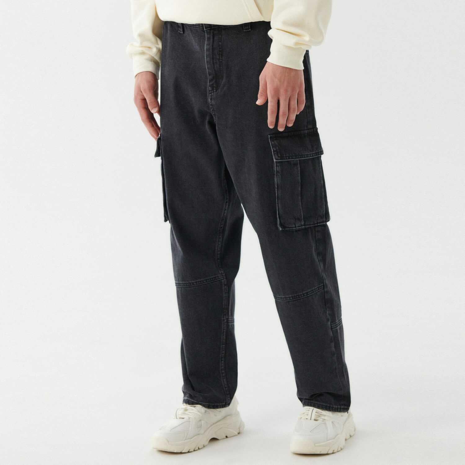 Cropp - Czarne jeansy z kieszeniami cargo - Czarny